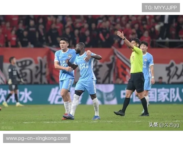 可笑，海港球迷竟认为被裁判针对，称泰山队在裁判保驾护航下拿到胜利